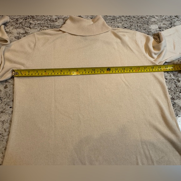 Chic Cream Turtleneck Cashmere Sweater - Picture 4 of 7